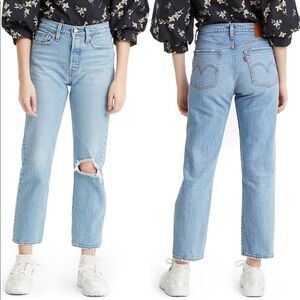 LEVIS Women's Cropped Ripped Light Blue Jeans. Size 26